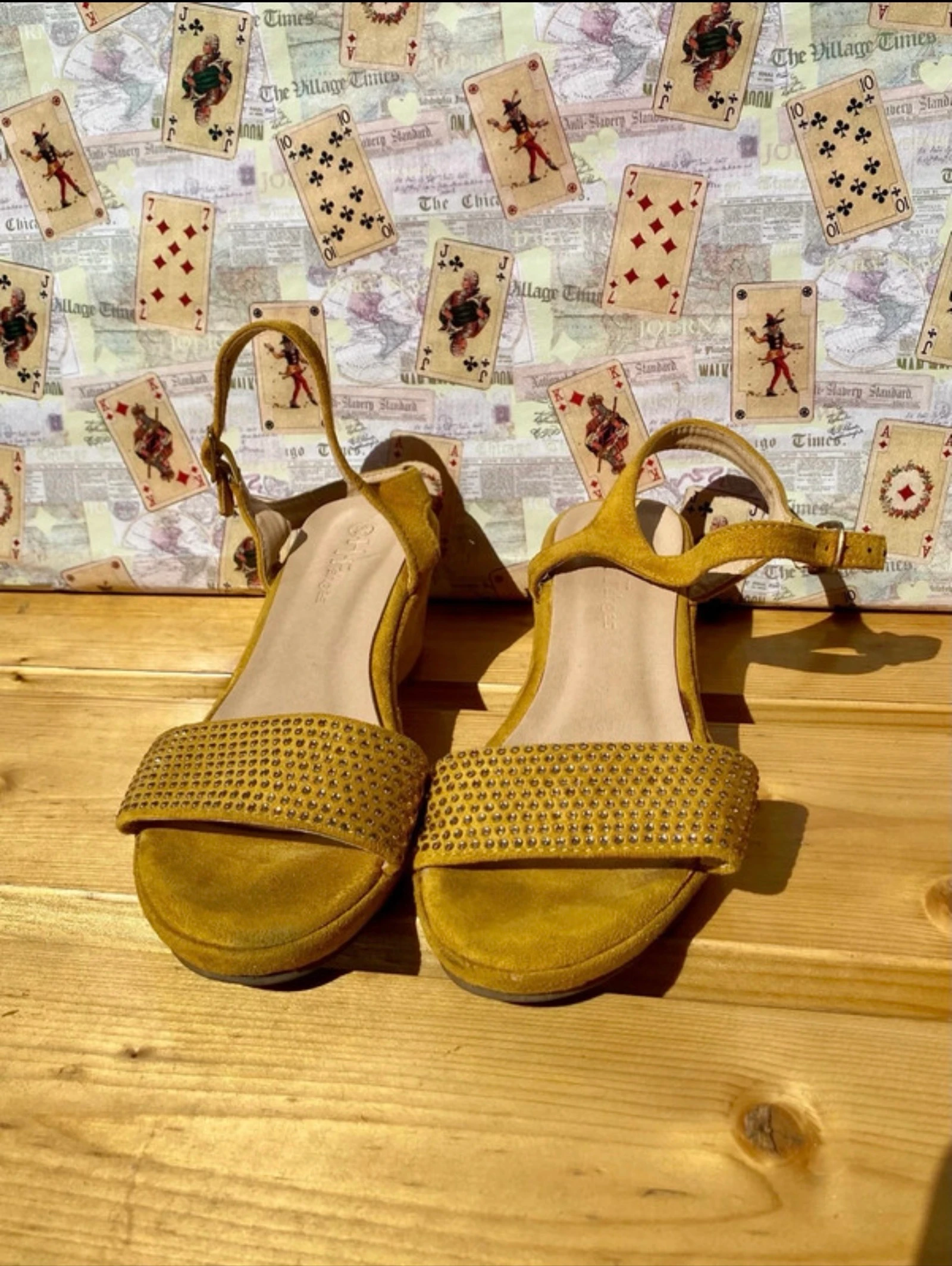 Sandalias mostaza